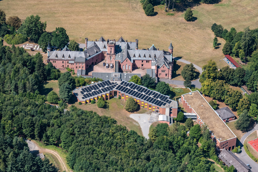 dr__0015632.jpg | MUDAU 03.08.2018 Klinikgelände des Krankenhauses Klinikum Schloss Waldleiningen in Mudau im Bundesland Baden-Württemberg, Deutschland. // Hospital grounds of the Clinic Klinikum Schloss Waldleiningen in Mudau in the state Baden-Wurttemberg, Germany. Foto: Daniel Reiter