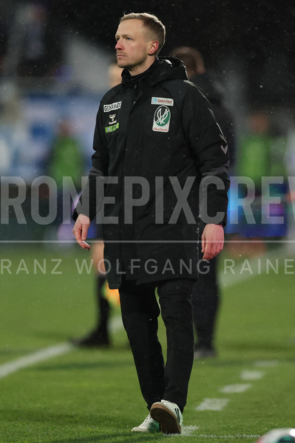 TSV Egger Glas Hartberg vs SV Oberbank Ried – Austrian Bundesliga Match | The image shows headcoach Maximilian Senft (Ried), at the Bundesliga match TSV Hartberg vs SV Ried at Profertil Arena Hartberg. 22.11.2025