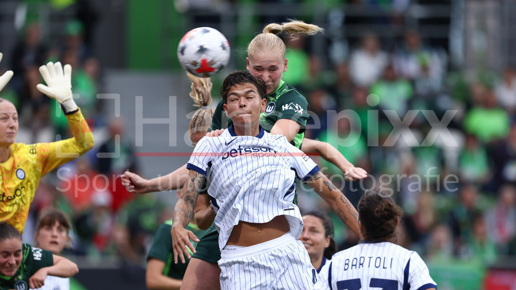 Fussball, UEFA Womens Champions League, VfL Wolfsburg - Inter Mailand | v.li.: Samantha van Diemen (Inter Mailand, 4) und Torschützin Camilla Küver (VfL Wolfsburg, 16) erzielt das Tor zum 2:0, Treffer, Highlight, Torerfolg, im Kopfballduell, Kopfball, Zweikampf, Action, Aktion, Spielszene