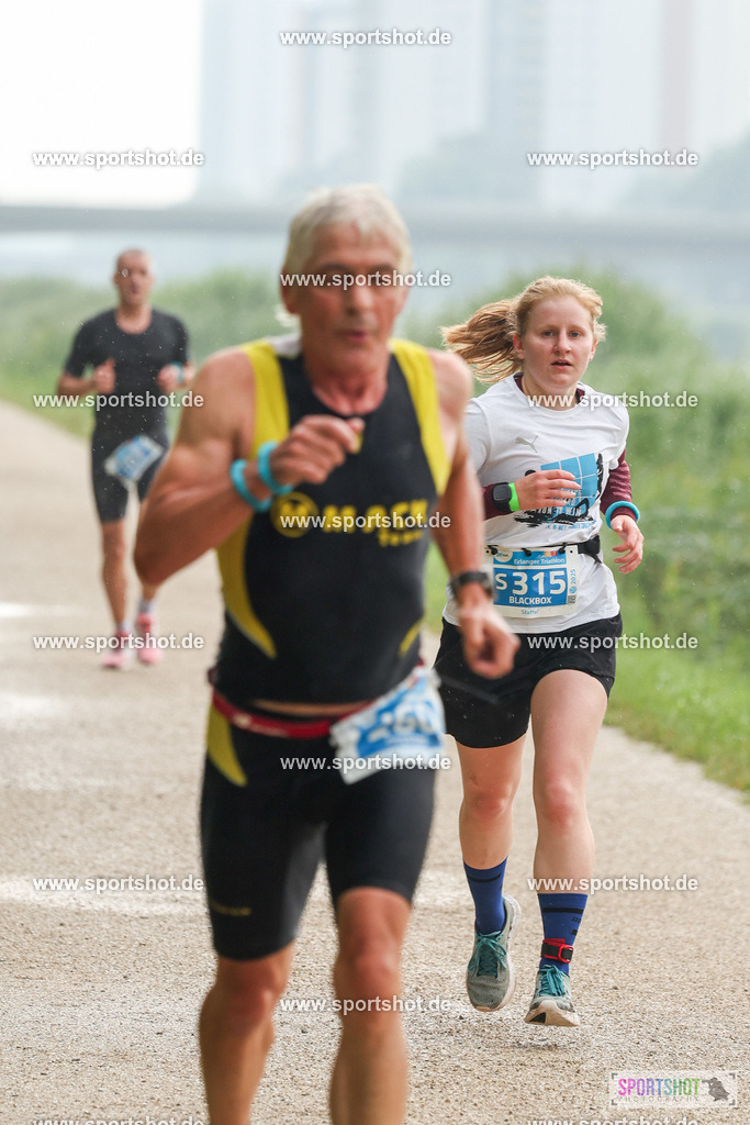 LUR_1220 | 34. M-net Erlanger Triathlon 2025 #erlangertriathlon  #mnettriathlon2025 #mnettriathlon #team #olympischedistanz #mitteldistanz #triathlon #maindonaukanal  #erlangertriathlon2025 #yourpictrs #tv1848 #tv1848erlangen  #triathlonbayern #sportinerlangen #demsportverbunden #sportshot_your_pictrs Copyright: www.sportshot.de
