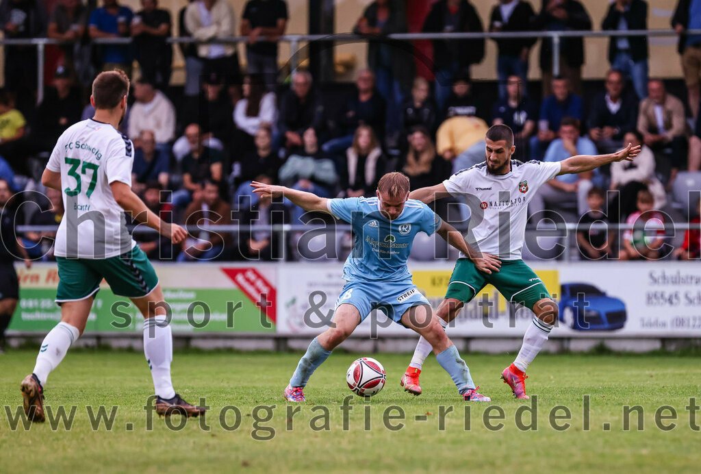 2023-07-28_116_FC_Schwaig_gegen_TSV_1860_Rosenheim | Oberding, Deutschland, 28.07.2023:
Fußball, Landesliga Südost 2023 / 2024, 3. Spieltag, FC Schwaig gegen TSV 1860 Rosenheim, Endergebnis: 1:1

Tobias Bartl (FC Schwaig, #37), Lucas Gratt (TSV 1860 Rosenheim, #8), Mirza Idrizovic (FC Schwaig, #25)

Foto: Christian Riedel / fotografie-riedel.net