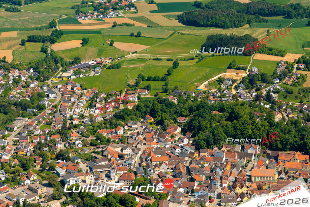 Das Luftbild zeigt :  Mainburg - Die Luftaufnahme wurde 2024 vom UL-Flugzeug aus erstellt ( keine Drohne ) - Hochauflösende Luftaufnahme - Für grossformatige Ausdrucke geeignet. Die Geschenkidee !Mit Lizenz und Bildrechte bestellbar