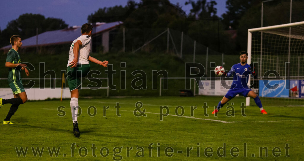 2023-09-01_113_FC_Schwaig_gegen_TSV_Gruenwald | Oberding, Deutschland, 01.09.2023:
Fußball, Landesliga Südost 2023 / 2024, 9. Spieltag, FC Schwaig gegen TSV Grünwald, Endergebnis: 3:1

Raffael Ascher (FC Schwaig, #9), Torwart Lukas Brandl (TSV Grünwald, #22)

Foto: Christian Riedel / fotografie-riedel.net