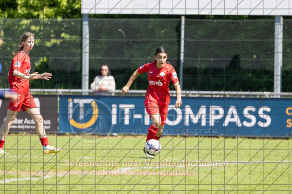 20250510_143535_0530 | #,1.FC Donzdorf (rot) vs. Karlsruher SC (blau), Fussball, EnBW-Oberliga B -Juniorinnen, 23. Spieltag, Saison 2024/2025, Rasenplatz, Lautertal Stadion, Süßener Straße 16, 73072 Donzdorf, 10.05.2025 - 14:00 Uhr,Foto: PhotoPeet-Sportfotografie/Peter Harich