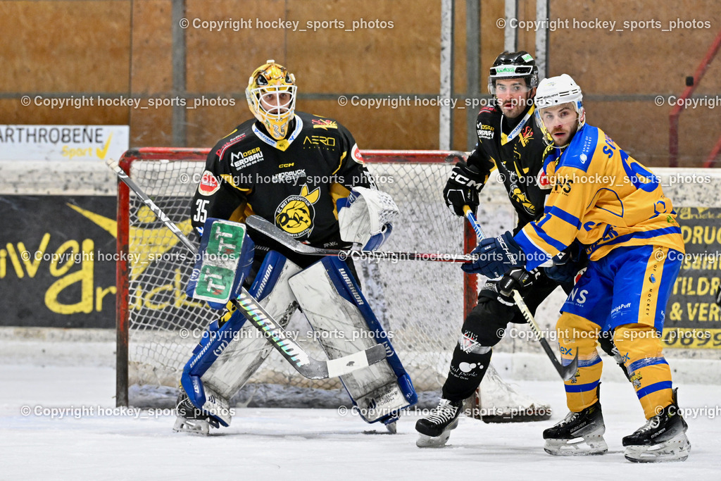 MET PHOTOVOLTAIK HORNETS SPITTAL vs. 1. EHC ALTHOFEN | #35 Egger Luca EC Hornets Spittal, #47 Kohlmaier Luca EC Hornets Spittal, #67 Schettina Kevin EHC Althofen, MET PHOTOVOLTAIK HORNETS SPITTAL vs. 1. EHC ALTHOFEN, MET PHOTOVOLTAIK HORNETS SPITTAL vs. 1. EHC ALTHOFEN am 10.01.2026 in Spittal an der Drau (Eissportzentrum Spittal), Austria, (Photo by Bernd Stefan)