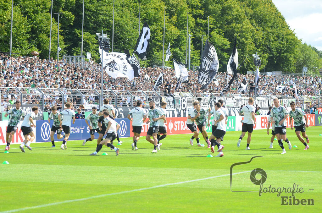 SV Atlas-Delmenhorst-Borussia Mönchengladbach | DFB-Pokal 1. Runde;SV Atlas Delmenhorst (gelb)-Borussia Mönchengladbach (schwarz) am 17.08.2025 in Oldenburg (Marschweg-Stadion), Photo: Philip Eiben 2025 - Realisiert mit Pictrs.com