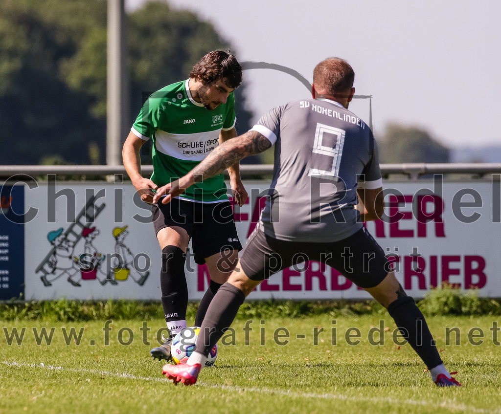 2023-08-20_052_SV_Hohenlinden_gegen_SV_Buch | Hohenlinden, Deutschland, 20.08.2023:
Fußball, A-Klasse 2023 / 2024, 1. Spieltag, SV Hohenlinden gegen SV Bruck, Endergebnis: 5:1

Benedikt Vollmayer (SV Bruck, #3), Manuel Fuchs (SV Hohenlinden, #9)

Foto: Christian Riedel / fotografie-riedel.net