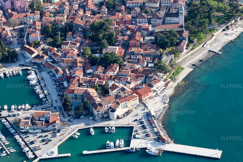 Vue aérienne: Vue de la ville à Novigrad dans le département Gespanschaft Istrien, Croatie. Photo: IMG_106083.jpg prise le 13/04/2018 par Werner Riehm/FLY-FOTO.eu – Résolution de l'original: 5472 x 3648 px