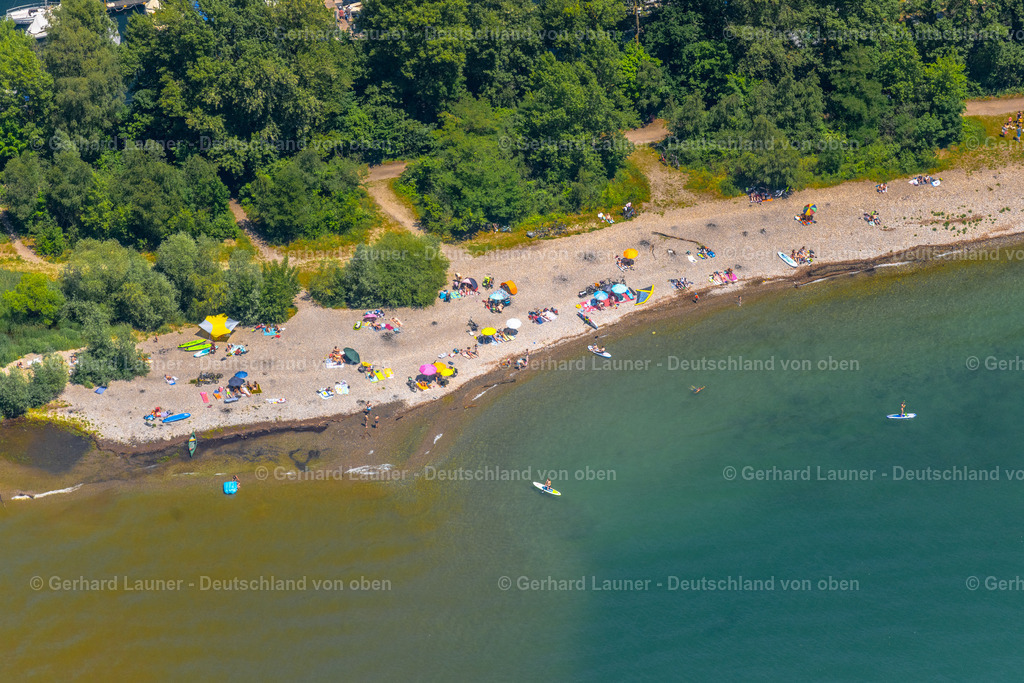 4031635 | LANGENARGEN 12.06.2020 Badegäste suchen sommerliche Abkühlung am Uferbereich des Bodensee in Langenargen am Bodensee im Bundesland Baden-Württemberg, Deutschland. Weiterführende Informationen bei: Gemeinde Langenargen. // Bathers are looking for summer cooling off on the shore area of a??a??Lake Constance in Langenargen on Lake Constance in the state Baden-Wuerttemberg, Germany. Further information at: Gemeinde Langenargen. Foto: Gerhard Launer