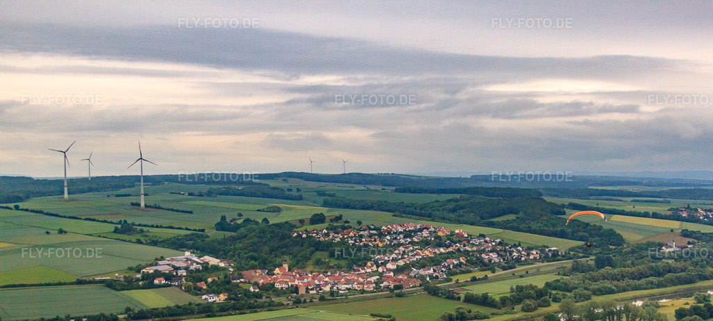 Luftbild: Dorfansicht jenseits des Main aus Süden in Gädheim im Bundesland Bayern in Deutschland. – Foto: IMG_65810.jpg vom 29.05.2014 durch Werner Riehm/FLY-FOTO.de – Auflösung des Originals: 4752 x 2139 px