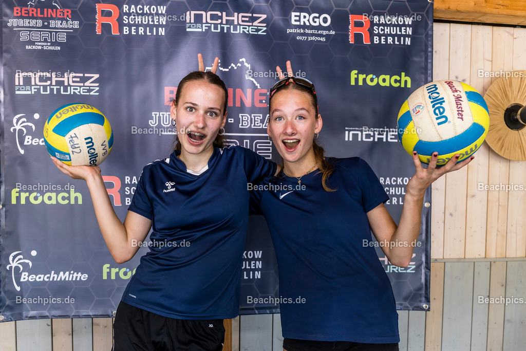 2025-200076238-Jugend-Beach-Serie-Fotobox | Pinar Atalay, Bundeskanzler Friedrich Merz 31.05.2025; Berlin Foto: Gerold Rebsch - www.beachpics.de