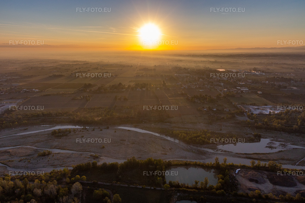Vue aérienne: Lever de soleil sur la rivière Secchia à Sassuolo dans le département Modena, Italie. Photo: IMG_134772.jpg prise le 20/09/2022 par Werner Riehm/FLY-FOTO.euRésolution de l'original: 5311 x 3541 px