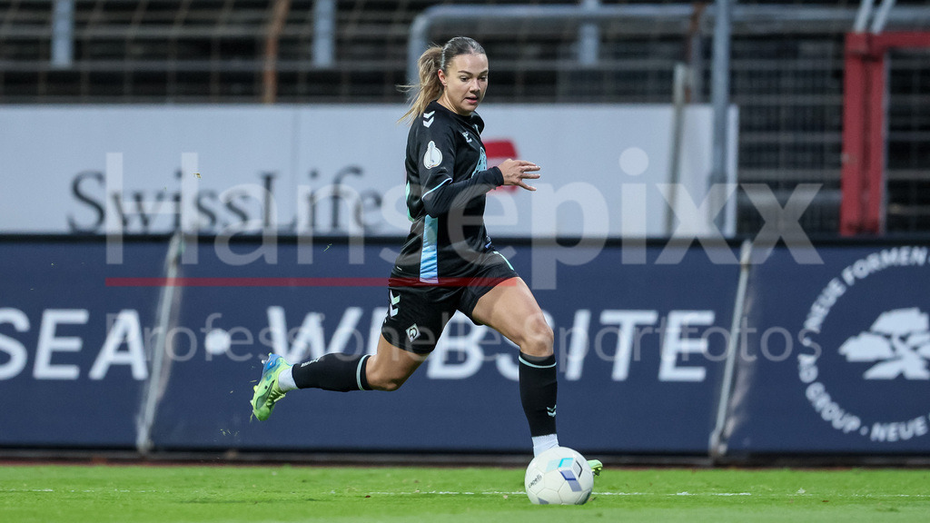 Fussball, DFB-Pokal Frauen, SC Fortuna Köln - SV Werder Bremen | v.li.: Maja Sternad (SV Werder Bremen, 11) am Ball, Freisteller, Einzelbild, Ganzkörper, Aktion, Action, Spielszene, DIE DFB-RICHTLINIEN UNTERSAGEN JEGLICHE NUTZUNG VON FOTOS ALS SEQUENZBILDER UND/ODER VIDEOÄHNLICHE FOTOSTRECKEN. DFB REGULATIONS PROHIBIT ANY USE OF PHOTOGRAPHS AS IMAGE SEQUENCES AND/OR QUASI-VIDEO.