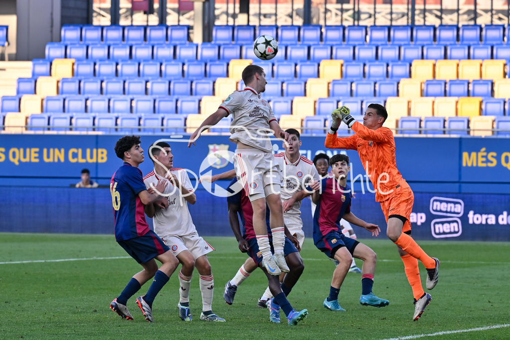 FC Barcelona U19 - FC Bayern München U19 | Eine Flanke in den Strafraum der Hausherren bringt nichts ein / UEFA Youth League: FC Barcelona U19 - FC Bayern München U19, Estadi Johan Cruyff am am 23.10.2024
