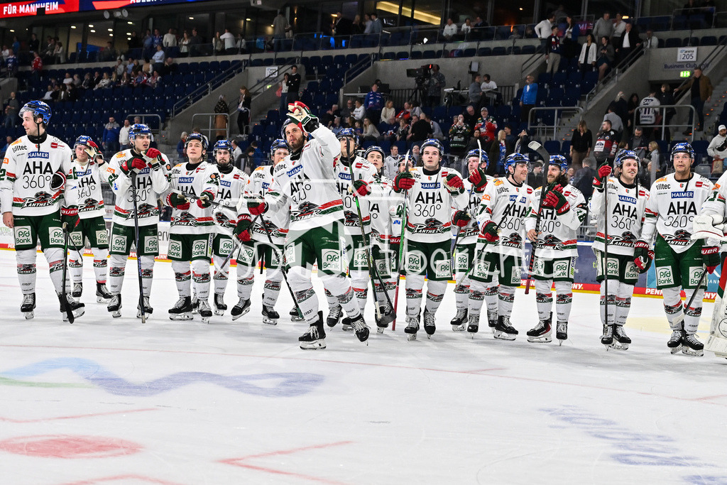 Adler Mannheim - Augsburger Panther | MANNHEIM, DEUTSCHLAND - 25. FEBRUAR: Die Spieler der Panther bedanken sich nach dem Auswärtssieg in Mannheim bei den Fans nach dem Match zwischen den Adler Mannheim und den Augsburger Panthern am 45. Spieltag der Penny DEL in der SAP Arena