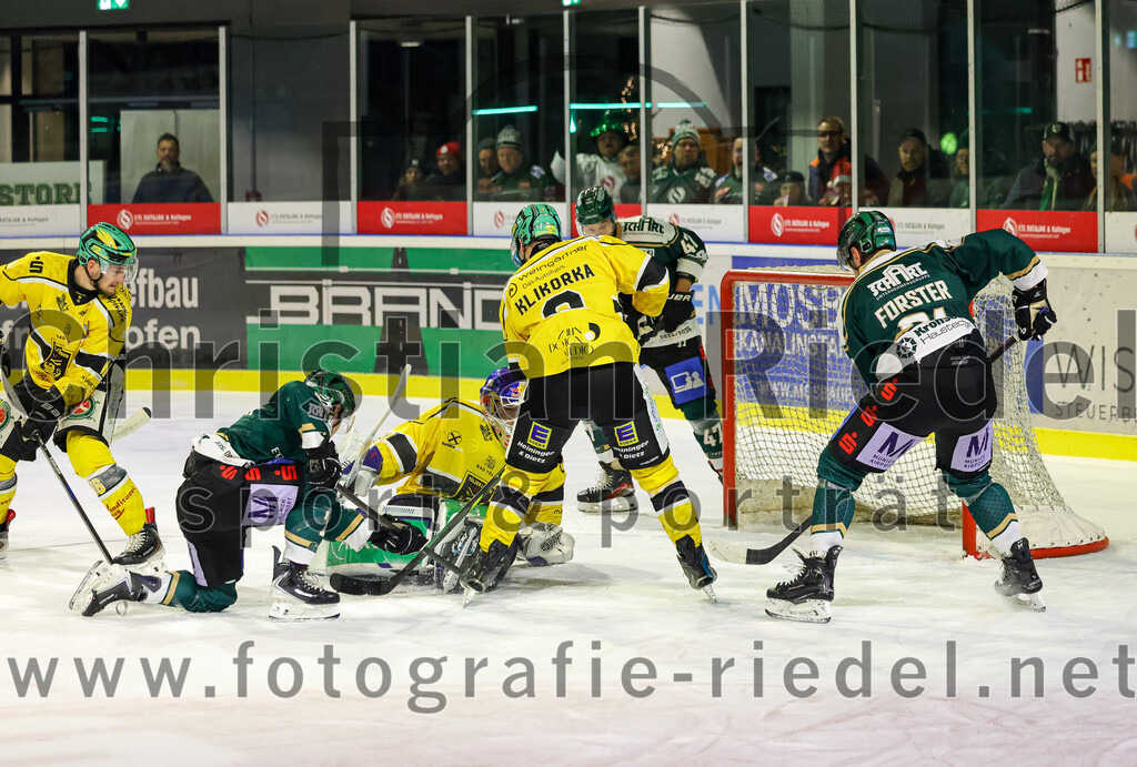 2025-12-19_113_TSV_Erding_gegen_Toelzer_Loewen | Erding, Deutschland, 19.12.2025:Eishockey, Oberliga Süd 2025 / 2026, 27. Spieltag, TSV Erding gegen Tölzer Löwen, Endergebnis: 2:5Erik Modlmayr (Erding Gladiators, #21), Torwart Matthias Bittner (Tölzer Löwen, #32), +Karel Klikorka (Tölzer Löwen, #3), Maximilian Forster (Erding Gladiators, #81)Foto: Christian Riedel / fotografie-riedel.net