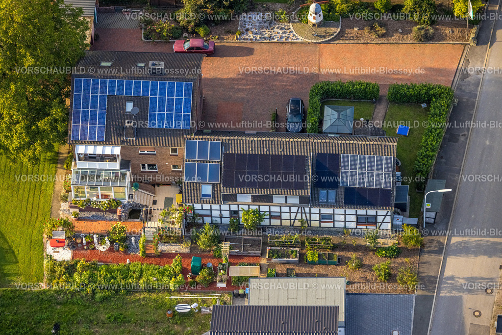 Werl230807287 | Luftbild, Fachwerkhaus mit Blumengarten und Solardach, Im Oberdorf, Hilbeck, Werl, Werl-Unnaer Börde, Nordrhein-Westfalen, Deutschland