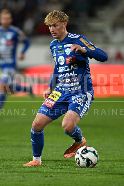 TSV Egger Glas Hartberg vs SV Oberbank Ried – Austrian Bundesliga Match | TSV Egger Glas Hartberg and SV Oberbank Ried. High-intensity match action, tackles, shots on goal, celebrations, fan atmosphere and stadium scenes captured in professional quality. The image shows Maximilian Hennig (Hartberg).