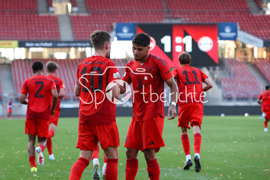 1. FC Nürnberg II - FC Bayern Amateure | Jubel nach dem Treffer zum 1-1 durch Timo Kern (FCB #10) / Treffer / Freude / Torschuezte