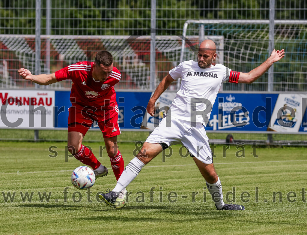 2023-07-08_064_FC_Finsing_gegen_SG_Markt_Schwaben | Finsing, Deutschland, 08.07.2023:
Fußball, Kreisliga 2023 / 2024, Testspiel, FC Finsing gegen SG Markt Schwaben, Endergebnis: 7:0

Kilian Schmitt (FC Finsing, #8), Jannis Giannantonio-Tillmann (SG Markt Schwaben, #2)

Foto: Christian Riedel / fotografie-riedel.net