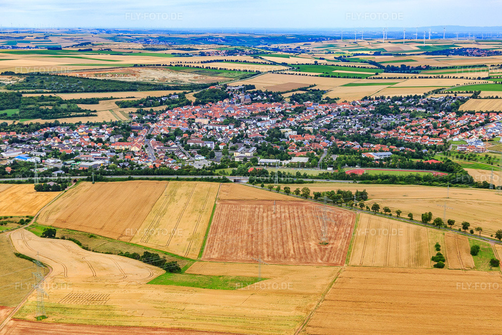 Luftbild: Ortsansicht von Westen in Göllheim im Bundesland Rheinland-Pfalz in Deutschland. Foto: IMG_092091.jpg vom 16.07.2016 durch Werner Riehm/FLY-FOTO.de