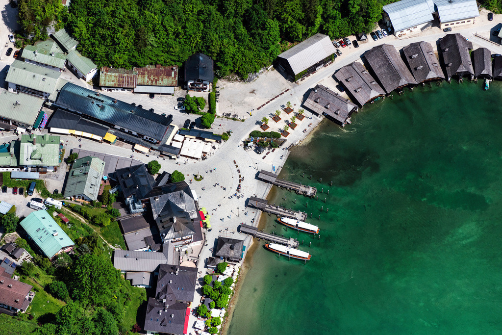 dr__0097299.jpg | SCHöNAU AM KöNIGSSEE 19.05.2022 Dorfkern an den See- Uferbereichen des Königsee mit seinen Bootshäusern und Anlegestelle der Schifffahrt Königsee in Schönau am Königssee im Bundesland Bayern, Deutschland. // Village on the lake bank areas of Koenigsee with seinen Bootshaeusern and Anlegestelle of Schifffahrt Koenigsee in Schoenau am Koenigssee in the state Bavaria, Germany. Foto: Daniel Reiter