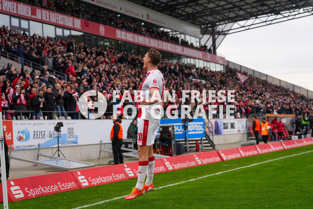 GER Rot-Weiss Essen vs. SSV Ulm, Fussball, 3. Liga, Spieltag 19, Saison 2025/2026, 20.12.2025 | GER Rot-Weiss Essen vs. SSV Ulm, Fussball, 3. Liga, Spieltag 19, Saison 2025/2026, 20.12.2025Foto: Fabian Friese - Realisiert mit Pictrs.com