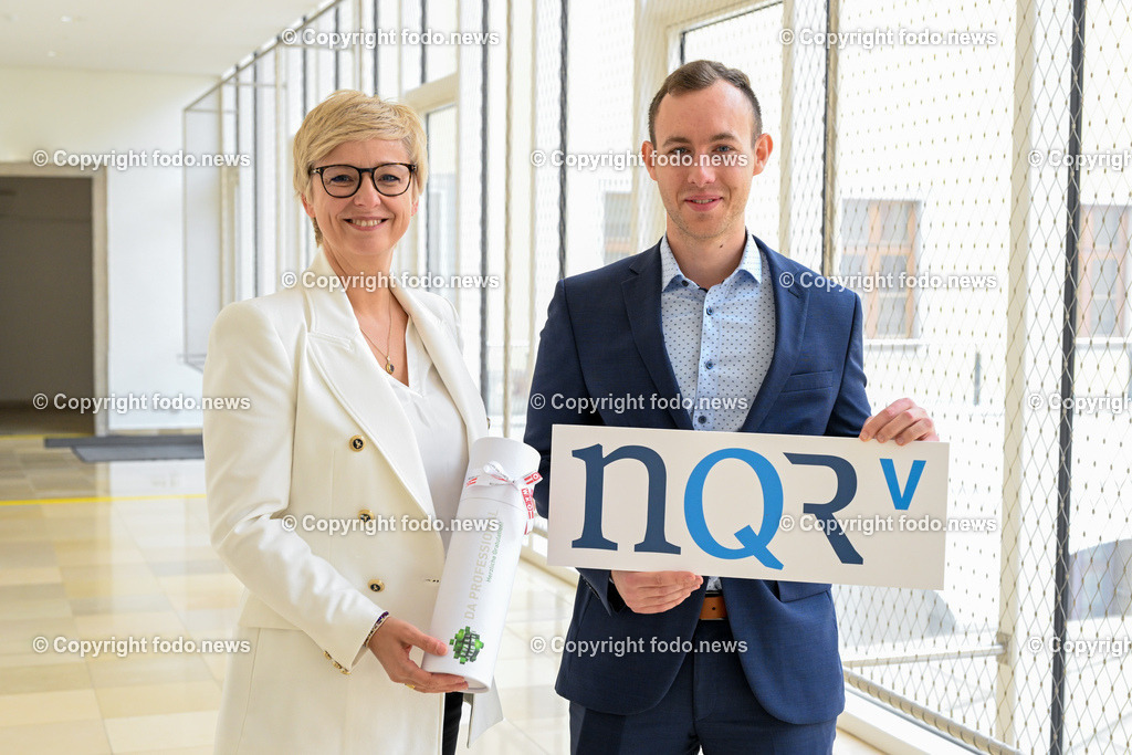 Pressekonferenz WKO Ooe_ Duale Akademie - Mehrgewinn für unsere Wirtschaft_ 26.04.2023-1 | 26.04.2023, Presseclub Linz, AUT, Pressekonferenz WKO Ooe, Duale Akademie - Mehrgewinn für unsere Wirtschaft, im Bild Doris Hummer (Praesidentin der Wirtschaftskammer Ooe), Christoph Fleischanderl (Erster validierter Absolvent auf NQR-Stufe 5 - Fronius International GmbH)