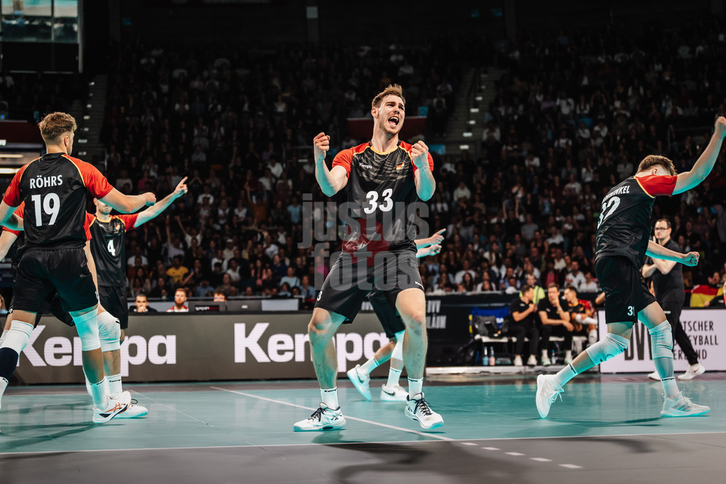 Volleyball | Männer | Testspiel | Deutschland vs. Italien | 26.05.2025 | Simon Torwie (#33, Deutschland) jubelt