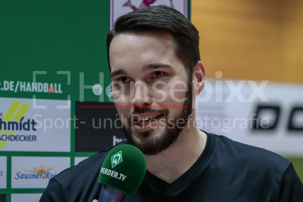 Handball, 2. Bundesliga Frauen, SV Werder Bremen - HC Leipzig | Erik Töpfer (Trainer, HC Leipzig) während der Pressekonferenz nach dem Spiel, Portrait, Nahaufnahme, Einzelfoto, Einzelbild