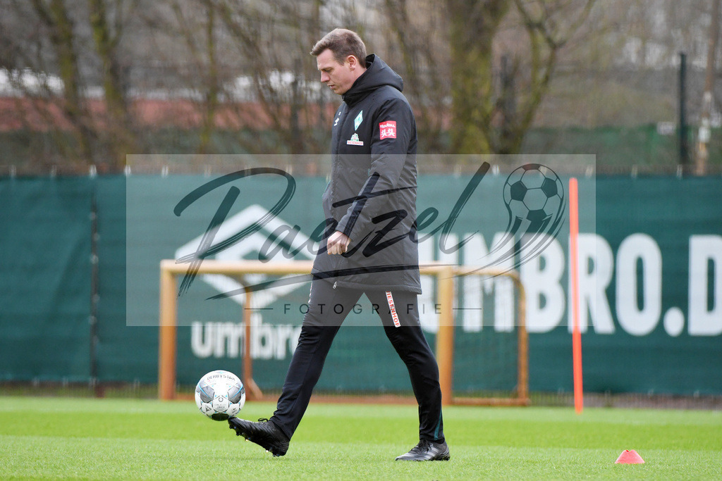 20200227_TRASVW_0023 | Fussball, Herren: Co-Trainer Tim Borowski (SV Werder Bremen) in Aktion, am Ball, Einzelaktion waehrend der Trainingseinheit des SV Werder Bremen auf dem Trainingsplatz am wohninvest Weserstadion am 27.02.2020 in Bremen, Deutschland. - Realisiert mit Pictrs.com