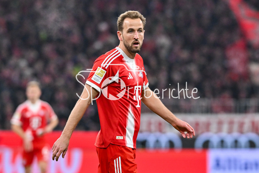 FC Bayern München - 1. FSV Mainz 05 | MUNICH, GERMANY - 14. DECEMBER: im Bild Harry KANE (FC Bayern Munich 9) / Nachdenklich / Einzelfoto / Freisteller / während dem Bundesligamatch zwischen dem FC Bayern München und dem 1. FSV Mainz 05 am 14. Spieltag in der Allianz Arena / DFL REGULATIONS PROHIBIT ANY USE OF PHOTOGRAPHS AS IMAGE SEQUENCES AND/OR QUASI-VIDEO