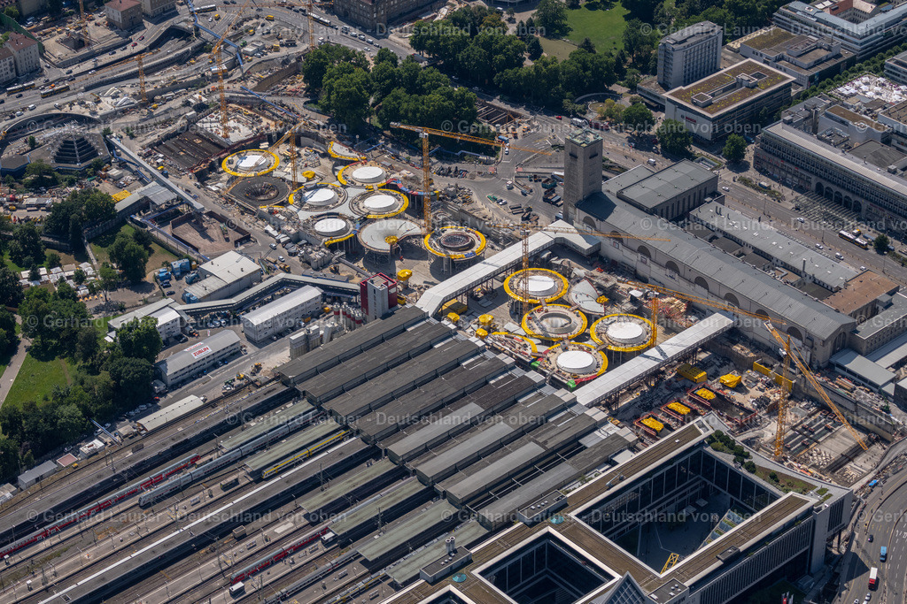 4034641 | STUTTGART 22.07.2020 Bauarbeiten zum Verkehrs- und Städtebauprojekt " Stuttgart 21 " am Hauptbahnhof in Stuttgart im Bundesland Baden-Württemberg. Weiterführende Informationen bei: DB Netz AG,  Deutsche Bahn AG,  Ed. Züblin AG,  GODEL-BETON GmbH,  HTG Ingenieurbüro für Bauwesen GmbH,  Ingenhoven architects GmbH,  SÜLZLE Stahlpartner GmbH,  Vössing Ingenieurgesellschaft mbH. // building of the main station of the railway and construction site for the development project "Stuttgart 21" in Stuttgart in the state of Baden-Wurttemberg. Further information at: DB Netz AG,  Deutsche Bahn AG,  Ed. Zueblin AG,  GODEL-BETON GmbH,  HTG Ingenieurbuero fuer Bauwesen GmbH,  Ingenhoven architects GmbH,  SUeLZLE Stahlpartner GmbH,  Voessing Ingenieurgesellschaft mbH. Foto: Gerhard Launer