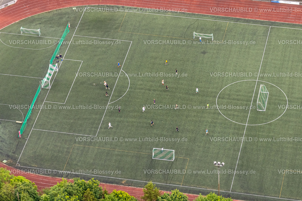 BadBerleburg240710092 | Luftbild, Fußballstadion Leichtathletikstadion Auf dem Stöppel, Sportplatz Bad Berleburg, Jugenspieler auf dem Feld, Bad Berleburg, Wittgensteiner Land, Nordrhein-Westfalen, Deutschland