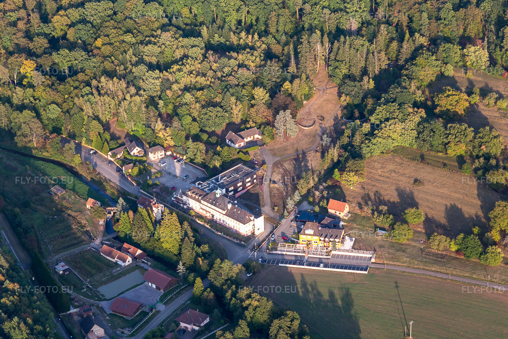 Vue aérienne: Liebfrauenthal, Hôtel Restaurant Traiteur Le Palais Gourmand à Gœrsdorf dans le département Bas Rhin, France. Photo: IMG_123252.jpg prise le 30/09/2020 par Werner Riehm/FLY-FOTO.eu – Résolution de l'original: 5472 x 3648 px