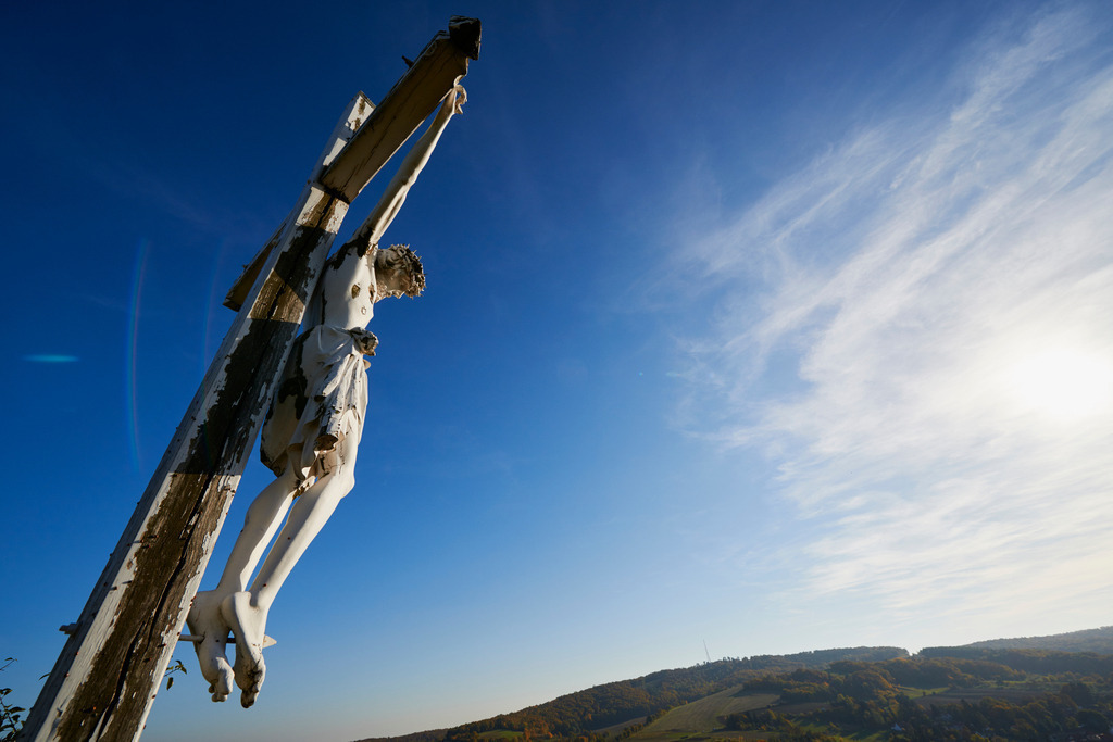 Jesus am Kreuz | Falkenstein, Austria - October 24, 2015: Jesus am Kreuz mit Blick in die Landschaft bei blauem Himmel. - Realisiert mit Pictrs.com