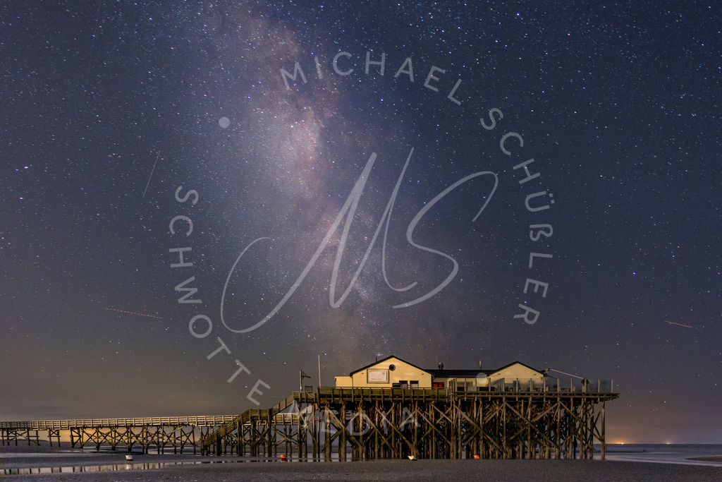 2021-08-30 Milchstrasse 54 Grad SPO - 017 | Milchstraße über einem Pfahlbau St. Peter-Ording - Realisiert mit Pictrs.com