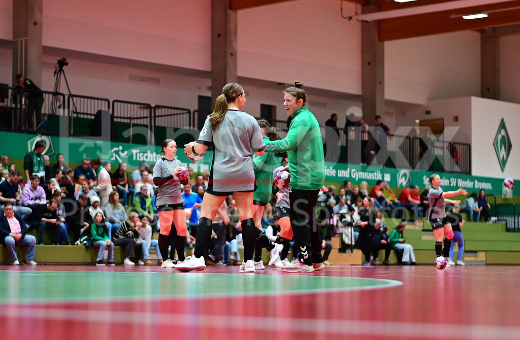 Handball, 2. Bundesliga Frauen, SV Werder Bremen - HSG Bad Wildungen Vipers | v.li.: Madita Probst (SV Werder Bremen, 10) und Elaine Rode (SV Werder Bremen, 77) beim Aufwärmen, Warmmachen