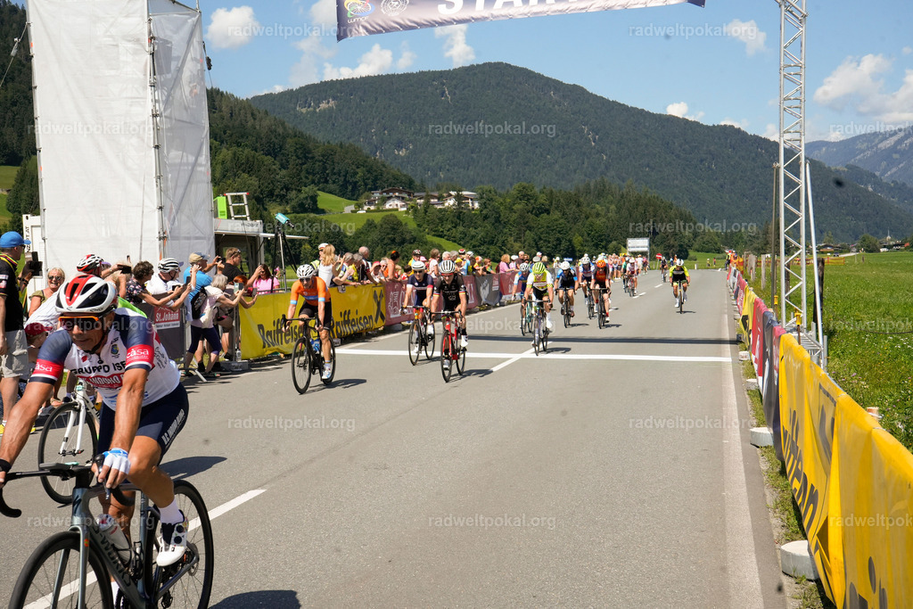 677_20230817_Bewerb_Maenner_Muehlanger | AUT - OESTERREICH, 2023-08-16: SPORT RENNRAD-FAHREN - 55. INTERNATIONALER RADWELTPOKAL IN ST. JOHANN IN TIROL  - Vintage-Radrennen mit WM-Bronze-Medaillen-Siegerin Christina Schweinberger, den Teilnehmer und Alexander Baumann (vom Orginastions-Team) - TAG 2 BEWERB MAENNER IN SECHS GRUPPEN  ; Foto: Roland Muehlanger