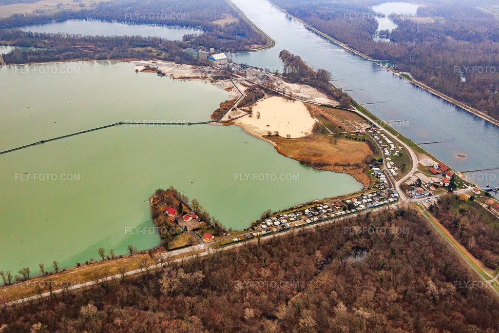 Aerial view: Gravière EPPLE, Le Salmengrund gravel pit with motorhome parking in Seltz in the state Bas-Rhin, France. – Photo: IMG_086644.jpg taken on 03/19/2016 by Werner Riehm/FLY-FOTO.com – Resolution of the original: 5472 x 3648 px – CAMPING-CAR PARK - Aires d'étape et de services pour Camping-Car