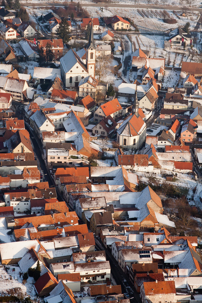 Luftbild: Winterlich schneebedeckte Dorf - Ansicht in Göcklingen im Bundesland Rheinland-Pfalz in Deutschland. Foto: IMG_24472.jpg vom 16.02.2010 durch Werner Riehm/FLY-FOTO.de