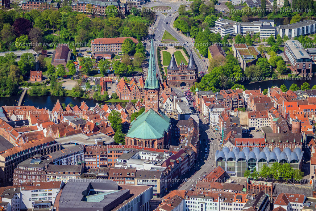 Lübeck_Holstentor_ELS_9818010524 | LüBECK 01.05.2024 Kirchengebäude " St. Petri Kirche " im Altstadt- Zentrum der Innenstadt in Lübeck im Bundesland Schleswig-Holstein, Deutschland. Weiterführende Informationen bei: St. Petri Kuratorium. // Church building in " St. Petri Kirche " Old Town- center of downtown in Luebeck in the state Schleswig-Holstein, Germany. Further information at: St. Petri Kuratorium. Foto: Martin Elsen