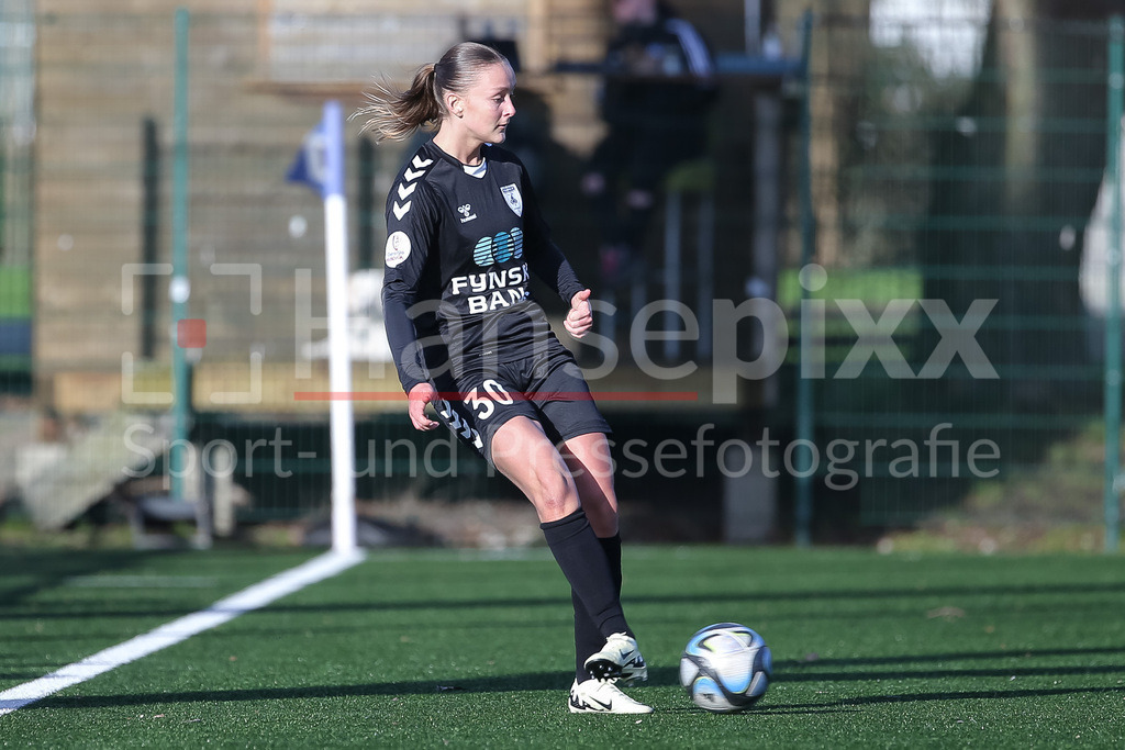 Fussball, Testspiel Frauen, Hamburger SV - Kolding IF | v.li.: Ida Skovbo (Kolding IF, 30) am Ball, Freisteller, Einzelbild, Ganzkörper, Aktion, Action, Spielszene