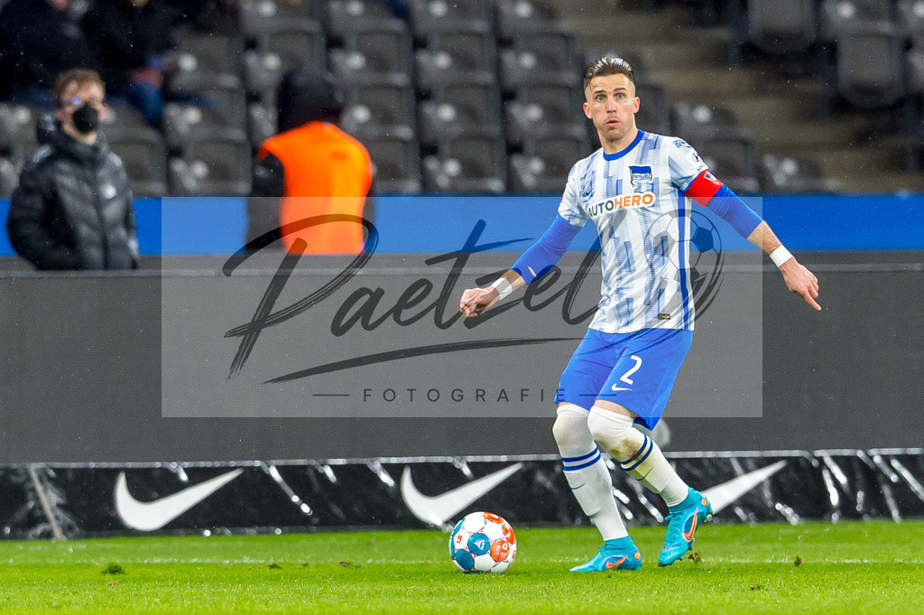 BSCRBL20220220_150 | Fussball, Herren: Peter Pekarik (Hertha BSC) in Aktion, am Ball, Einzelaktion bei dem Spiel der 1. Bundesliga zwischen Hertha BSC und RB Leipzig im Olypiastadion am 20.02.2022 in Berlin, Deutschland.DFB / DFL REGULATIONS PROHIBIT ANY USE OF PHOTOGRAPHS AS IMAGE SEQUENCES AND/OR QUASI-VIDEO. - Realisiert mit Pictrs.com
