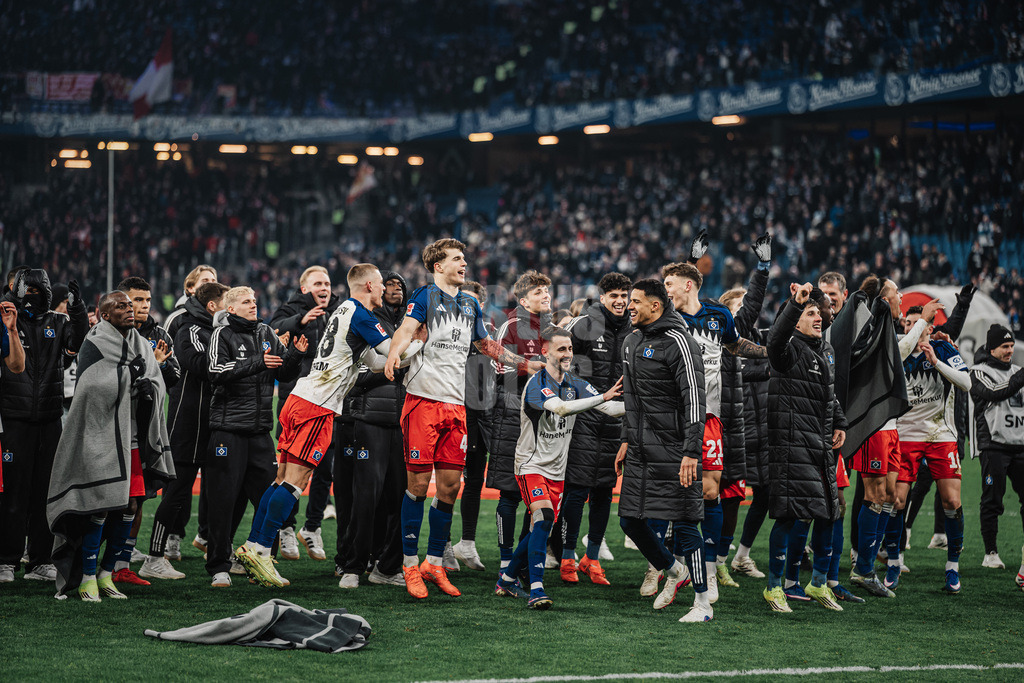 Fußball | Männer | Saison 2025/2026 | 1. Fußball-Bundesliga | 22. Spieltag | Hamburger SV vs. 1. FC Union Berlin | 14.02.2026 | HSV feiert den Sieg mit den Fans, v.l. Miro Muheim (#28, HSV), Luka Vuskovic (#44, HSV), Fabio Daniel Ferreira Vieira (#20, HSV), Robert Glatzel (#9, HSV)