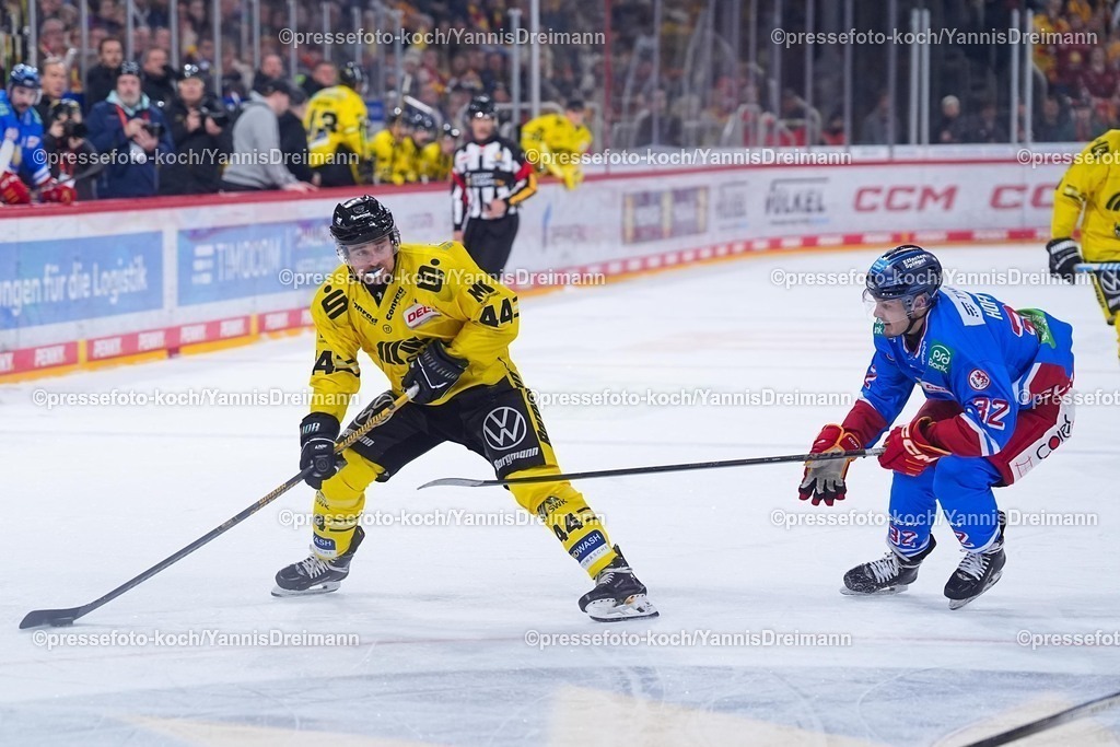 xYDRx30112501012 | 30.11.2025, xydrx, Eishockey, DEL2, Düsseldorfer EG - Krefeld Pinguine, PSD Bank Dome Düsseldorf: Zack Dybowski (Krefeld Pinguine #44) im Zweikampf gegen Joel Hofmann (Düsseldorfer EG #32)Photo: xYannisxDreimannxPressefotoKochx