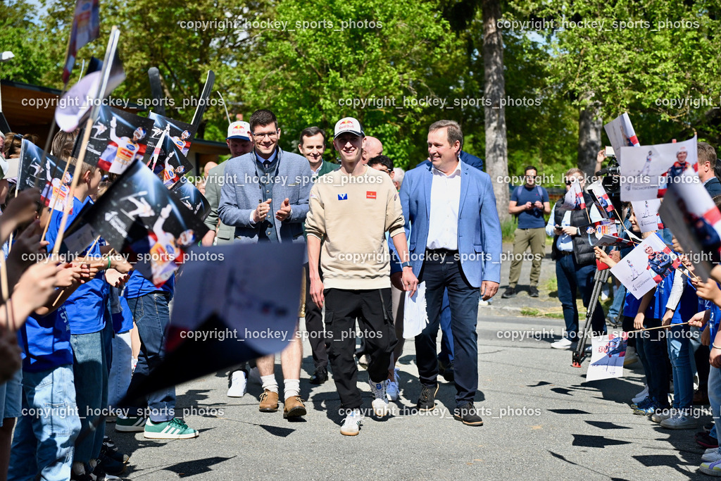 Empfang Daniel Tschofenig | Kärntner Landeshauptmann Stellvertreter Martin Gruber, Daniel Tschofenig, ürgermeister Hohenthurn Michael Schnabl, Kinder Empfangen Daniel Tschofenig, Empfang Daniel Tschofenig, Empfang Daniel Tschofenig am 10.05.2025 in Hohenthurn (Mehrzweckhaus Hohenthuurn), Austria, (Photo by Bernd Stefan)