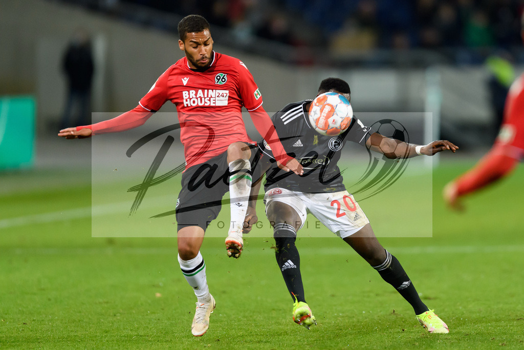 H96DUS20211027_051 | Fussball, Herren: Linton Maina (Hannover 96) und Khaled Narey (Fortuna Duesseldorf) im Zweikampf bei dem Spiel der 2. Runde im DFB-Pokal zwischen Hannover 96 und Fortuna Duesseldorf in der HDI-Arena am 27.10.2021 in Hannover, Deutschland.DFB / DFL REGULATIONS PROHIBIT ANY USE OF PHOTOGRAPHS AS IMAGE SEQUENCES AND/OR QUASI-VIDEO. - Realisiert mit Pictrs.com