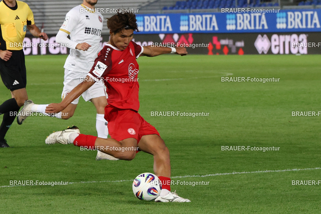 SV Wehen Wiesbaden - Rot-Weiss Essen | Wiesbaden, Deutschland, 22.08.2025Kaito Mizuta  (Rot-Weiss Essen) Einzelaktion während des drittliga Spiels zwischen SV Wehen Wiesbaden und Rot-Weiss Essen am 22.08.2025 in der BRITA-Arena in Wiesbaden. (Foto von Timo Bluhmki-Schmidt/Brauer Fotoagentur