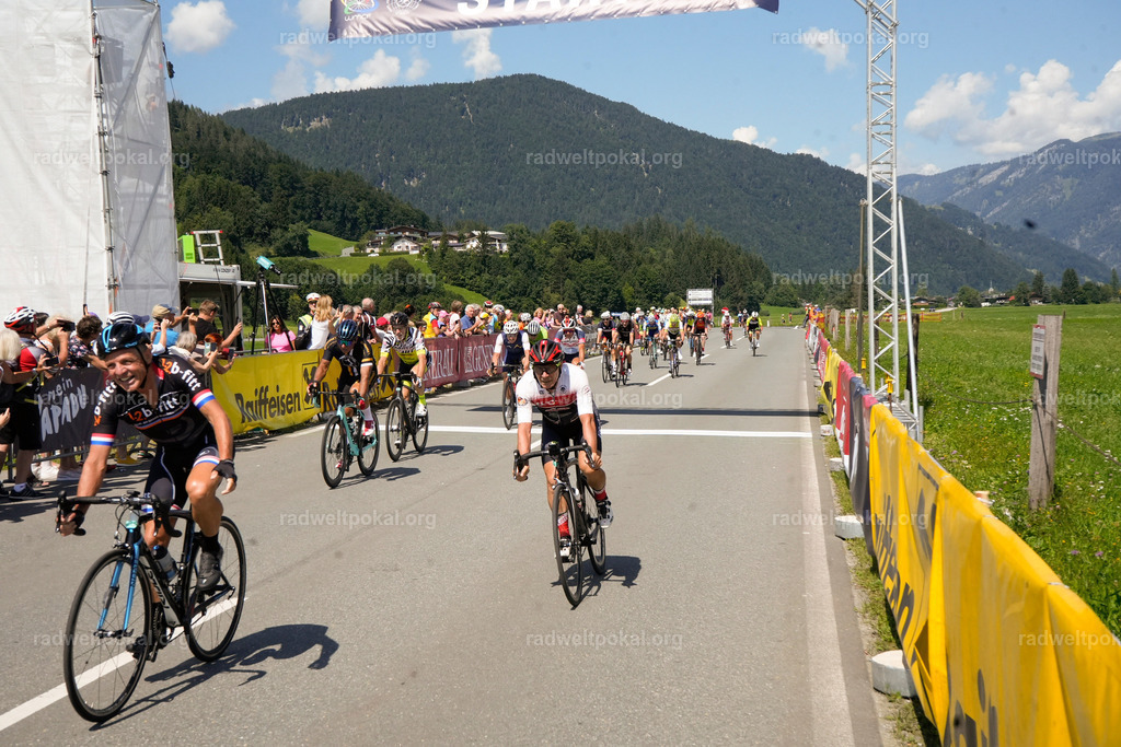668_20230817_Bewerb_Maenner_Muehlanger | AUT - OESTERREICH, 2023-08-16: SPORT RENNRAD-FAHREN - 55. INTERNATIONALER RADWELTPOKAL IN ST. JOHANN IN TIROL  - Vintage-Radrennen mit WM-Bronze-Medaillen-Siegerin Christina Schweinberger, den Teilnehmer und Alexander Baumann (vom Orginastions-Team) - TAG 2 BEWERB MAENNER IN SECHS GRUPPEN  ; Foto: Roland Muehlanger